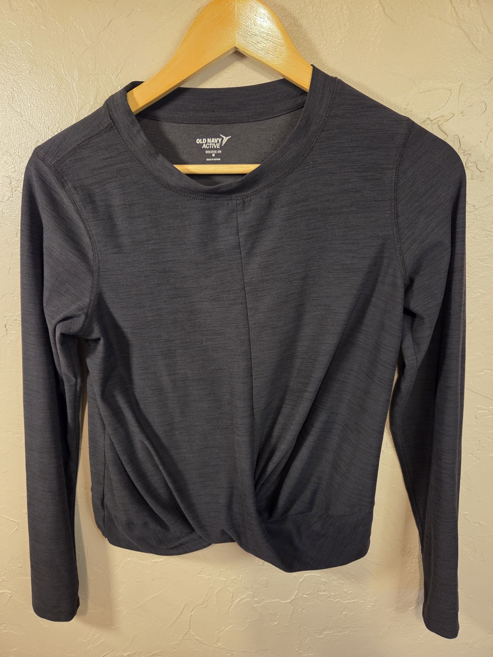 Old Navy Active Black Long-Sleeve Breathe On Twist Front Top Size M